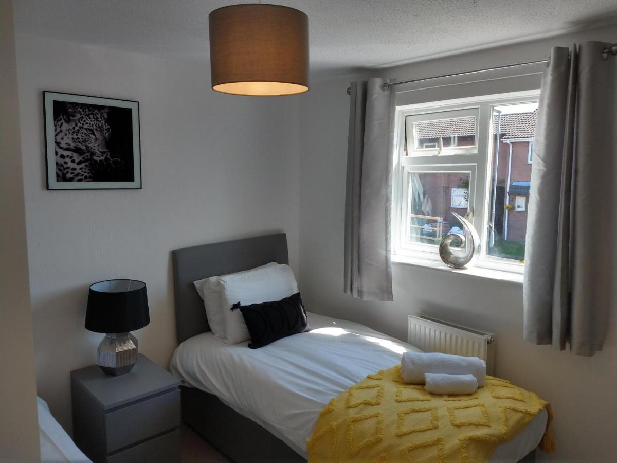 Stamford Redcot Gardens Stylish 2 Bed Family Town House With Parking Villa Bagian luar foto